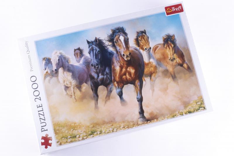 PUZZLE 2000 TREFL GALOPUJĄCE STADO KONI