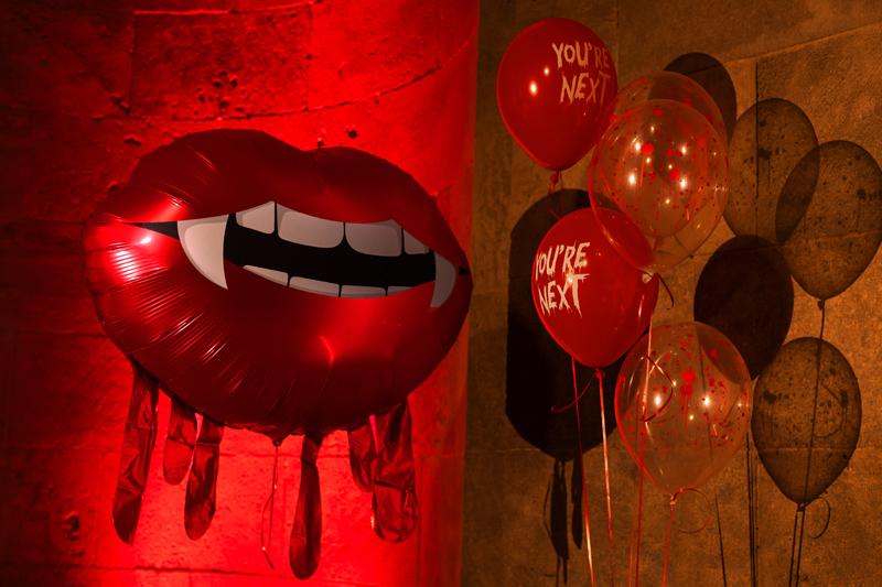 BALON FOLIOWY KRWAWIĄCE USTA 92X60CM CZERWONY