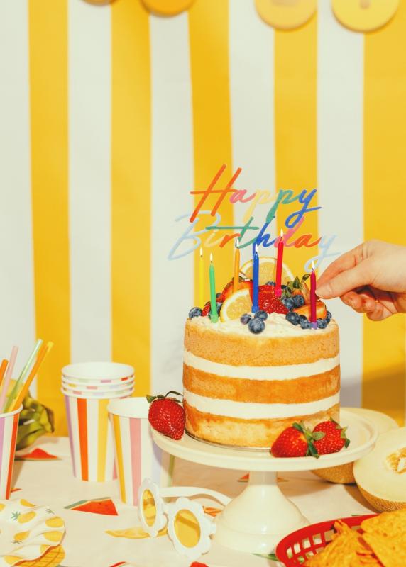 TOPPER AKRYLOWY NA TORT HAPPY BIRTHDAY 18X16,5CM MIX