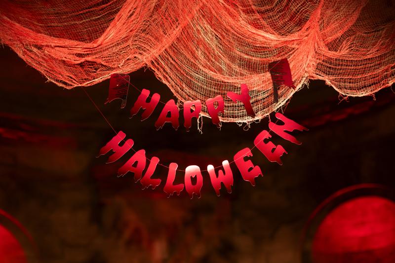 BANER HAPPY HALLOWEEN Z TASAKAMI 120CM CZERWONY