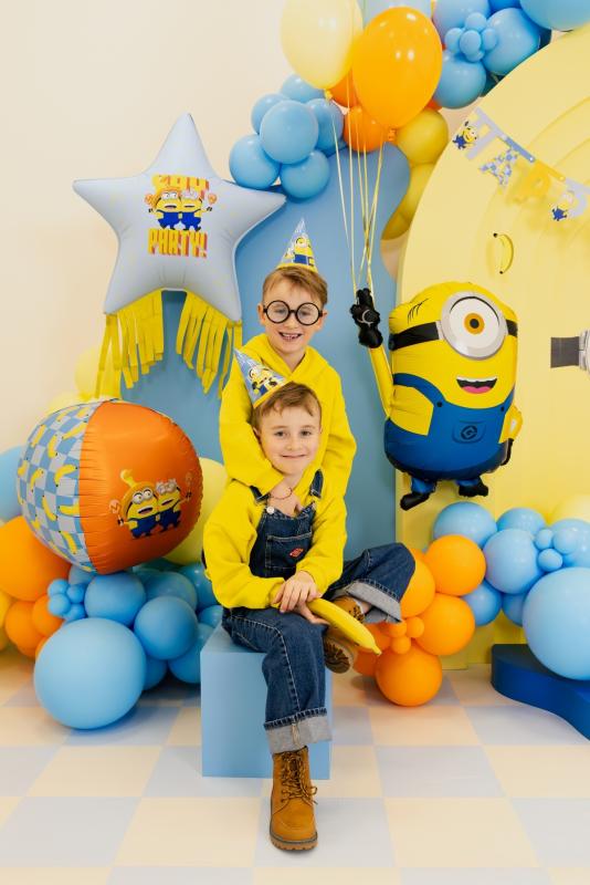 BALON FOLIOWY GWIAZDA Z FRĘDZLAMI MINIONKI 72X72CM MIX