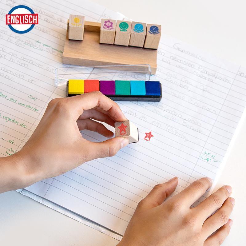 MOTYWACJA DREWNIANE STEMPLE DLA NAUCZYCIELI Z PODUSZKAMI I STOJAKIEM, 13 SZT. BTS