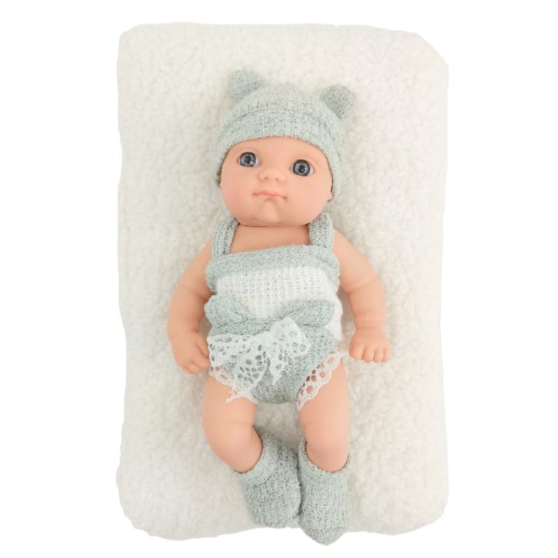 LALKA BOBAS NIEMOWLAK Z KOCYKIEM BIAŁO-SZARE UBRANKO CZAPECZKA 18CM