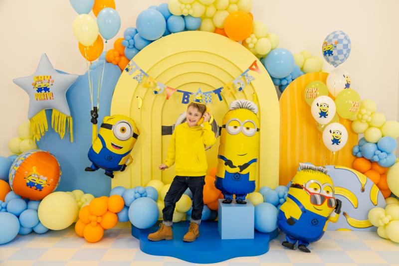 BALON FOLIOWY GWIAZDA Z FRĘDZLAMI MINIONKI 72X72CM MIX
